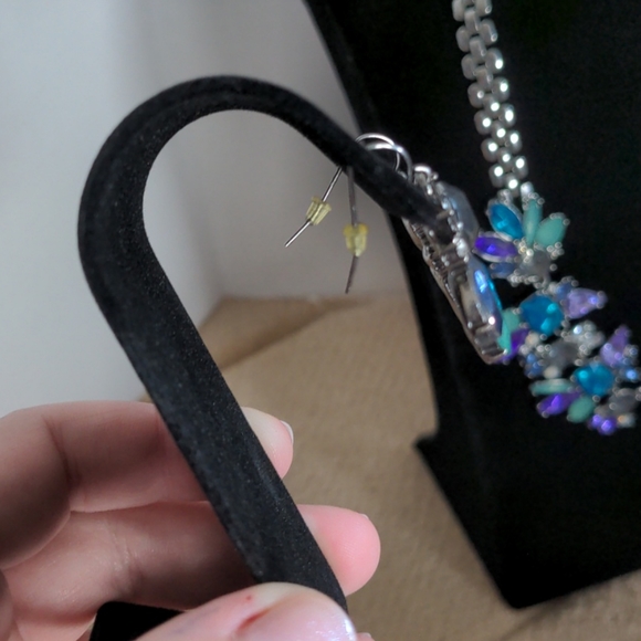 Elegant Flower Necklace & Earring Set - Picture 3 of 6